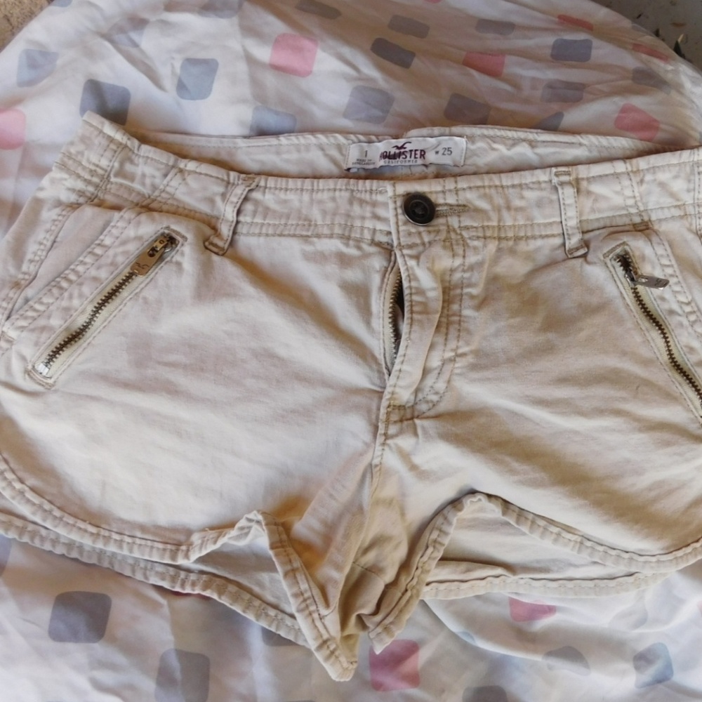 💙❤️Hollister light khaki low rise short shorts
